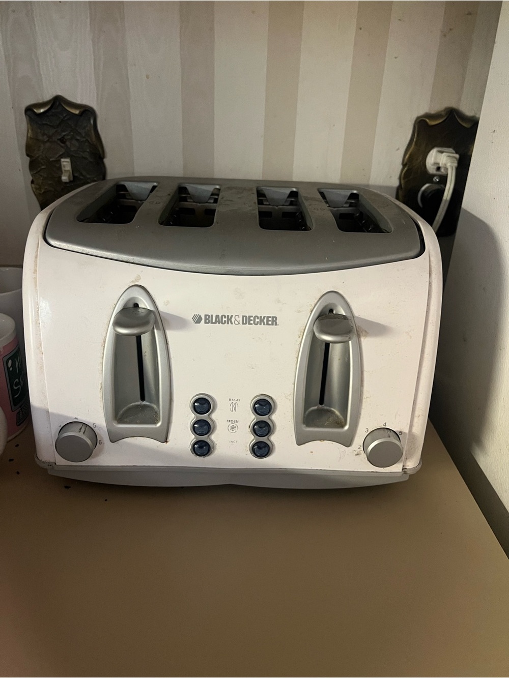 Black & Decker White and Silver 4-Slice Toaster with Dual Controls